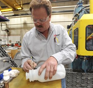 trimming and deflashing worker